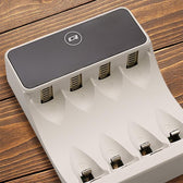 Ładowarka Qoltec do akumulatorków Ni-MH typu R03 AAA R6 AA | LCD | Kabel USB-C | Biała